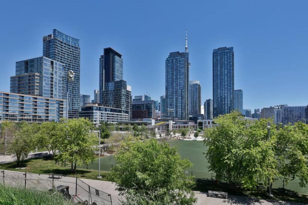 Lush Condo By Cntower - Free Parking Toronto Eksteriør bilde